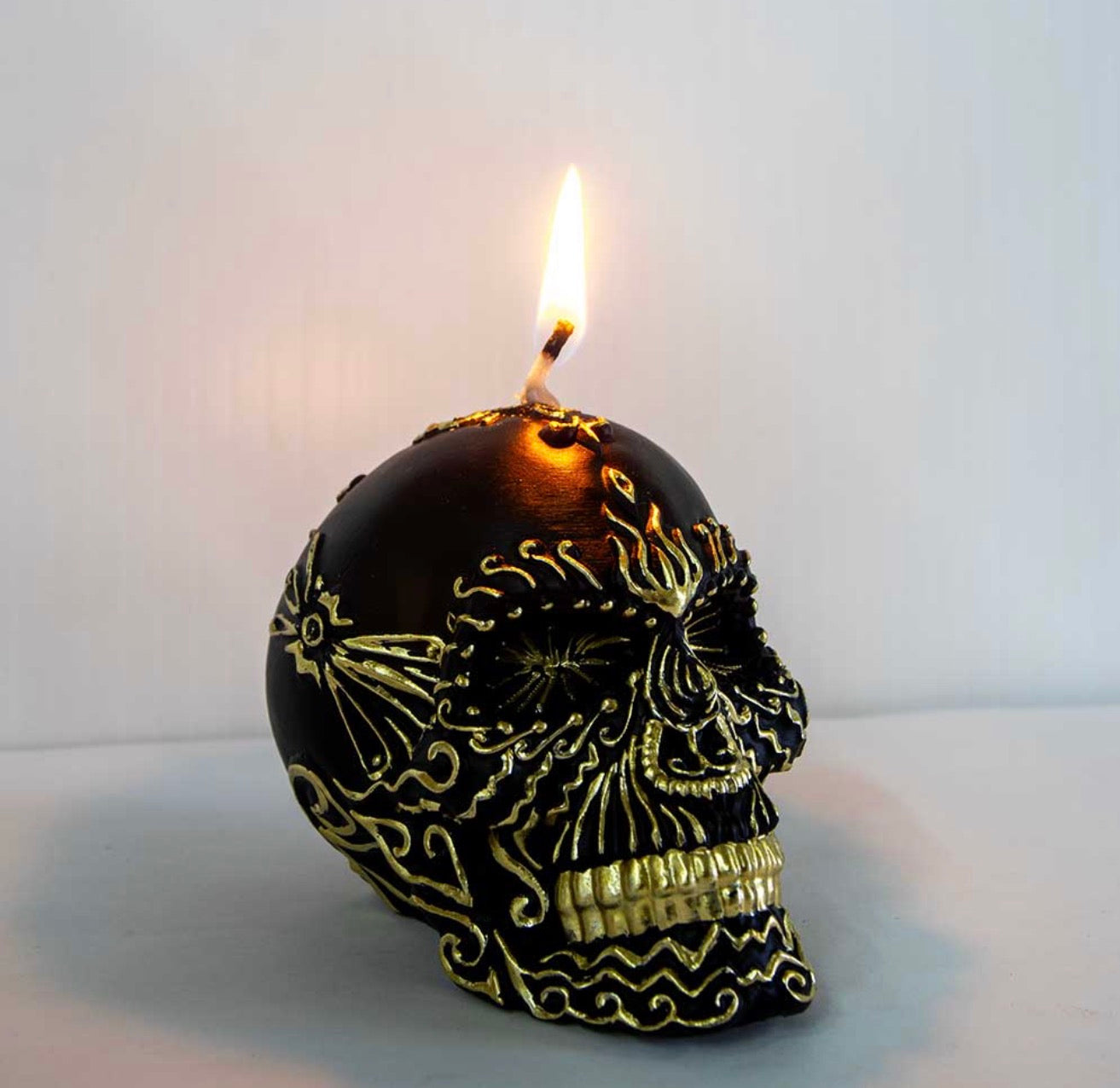 Skull black and gold intention candle